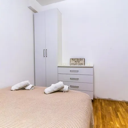 Angelina Lux With Garage Apartamento